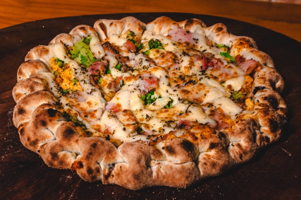 Pizza inteira da Giacomin servida na tábua